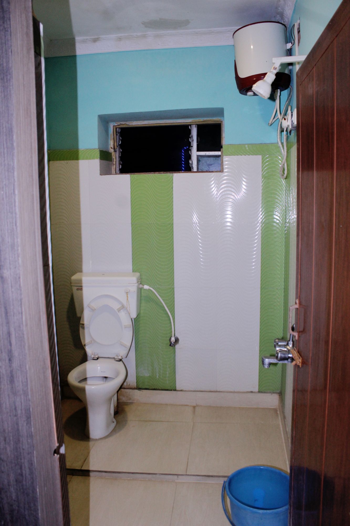 bathroom AC DOUBLE BEDDED DELUXE ROOM - GROUND FLOOR